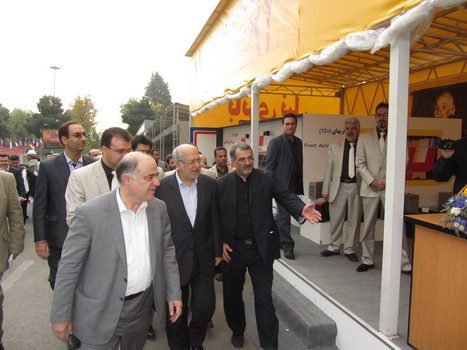 عکس بازدید از غرفه باتری های صنعتی نیل
