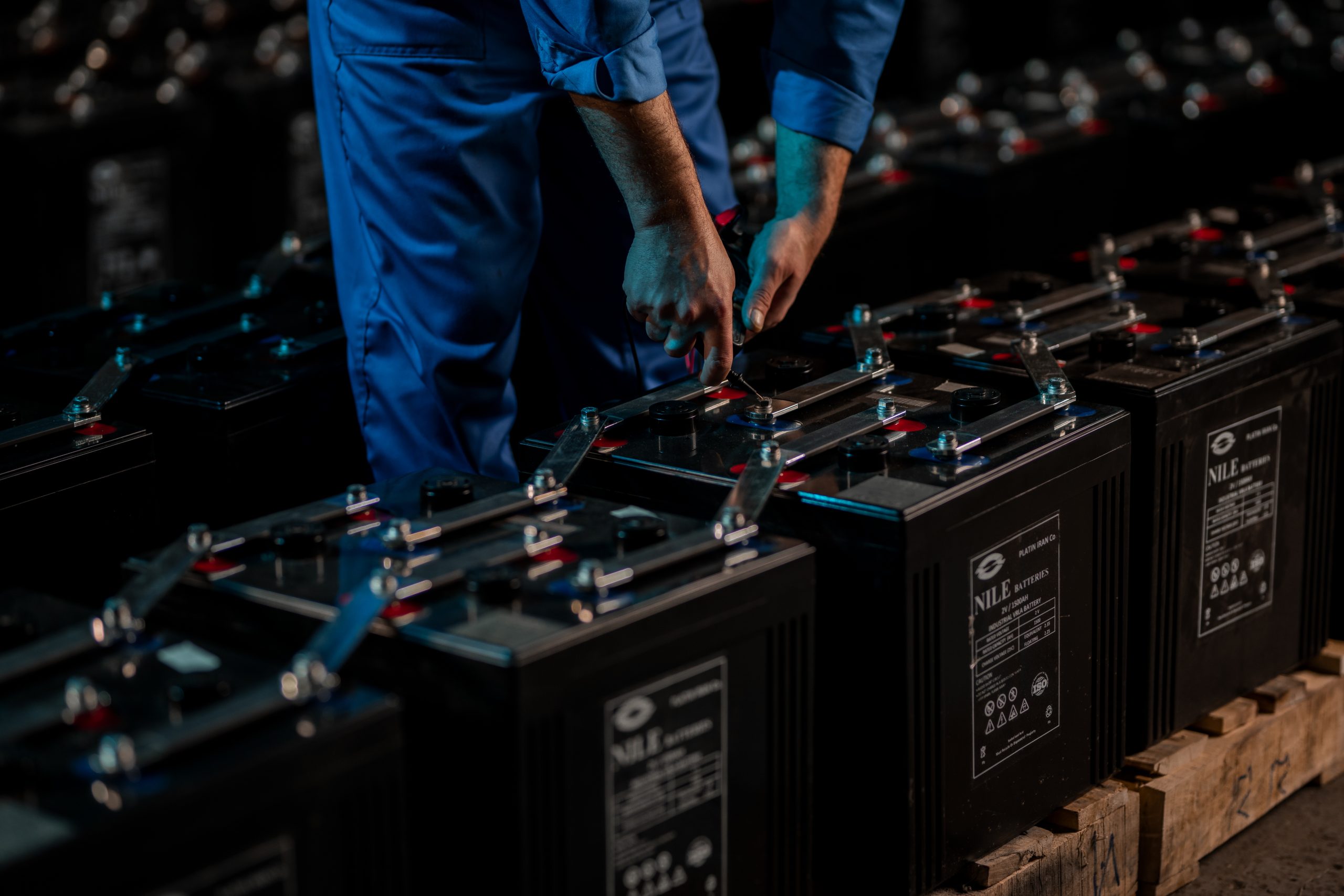 انواع باتری های صنعتی و کاربرد آنها 1 تصویر باتری های لوکوموتیو برند نیل در کنار هم