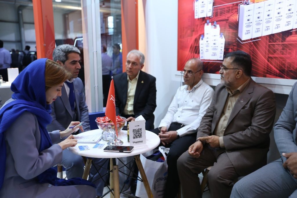 حضور شرکت پلاتین ایران در بیست و هشتمین نمایشگاه بینالمللی نفت، گاز، پالایش و پتروشیمی 1 بازدیدکنندگان از غرفه پلاتین ایران